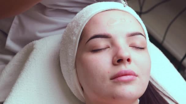 Cosmetólogo Aplicando Suero Cosmético Cara Las Niñas Centro Cosmetología Concepto — Vídeos de Stock