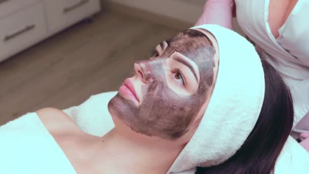 Kozmetolog Alkalmazó Fekete Maszk Csinos Arc Visel Kesztyűt Gyönyörű Spa — Stock videók