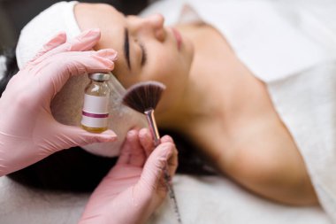 Retinol Serumu ile Kimyasal Kabuk Yüzü Tedavisi