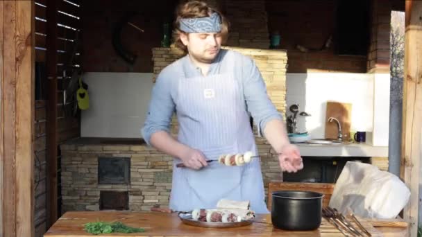 Önlüklü Bir Adam Parçalarını Şişe Bağlar Şöminenin Yanında Kebap Yapar — Stok video