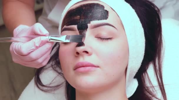 Cosmetolog Aplicarea Masca Neagra Fata Destul Femeie Poartă Mănuși Femeie — Videoclip de stoc