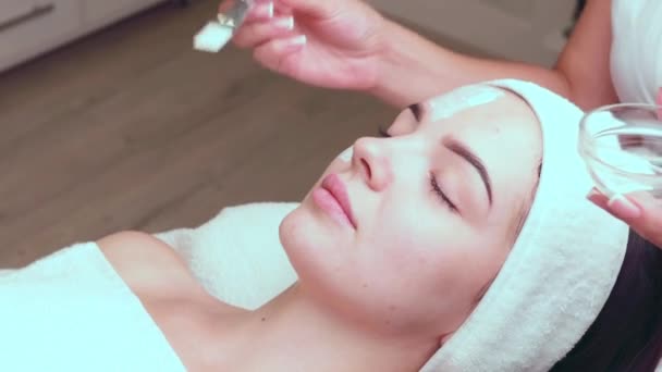 Zbliżenie Kobietę Leczoną Maską Glinianą Kosmetologia Spa Wysokiej Jakości Materiał — Wideo stockowe