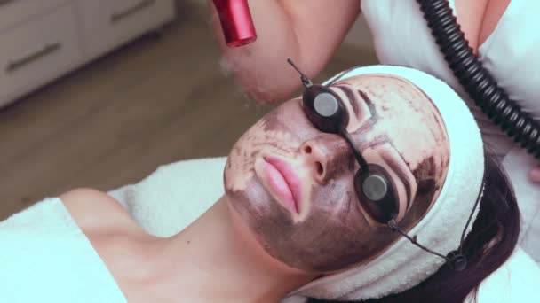 Beautician Face Coajă Carbon Hardware Pentru Tânăr Client Frumos Într — Videoclip de stoc