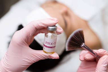 Yaremche, Bukovel, Ukrayna - 10 Ocak 2022 Prx-T33 prosedürüne hazırlık. Retinol Serumu ile Kimyasal Kabuk Yüzü Tedavisi