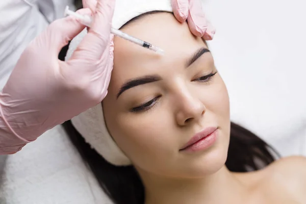 Primo Piano Mani Cosmetologo Giovane Che Inietta Botox Faccia Femminile — Foto Stock