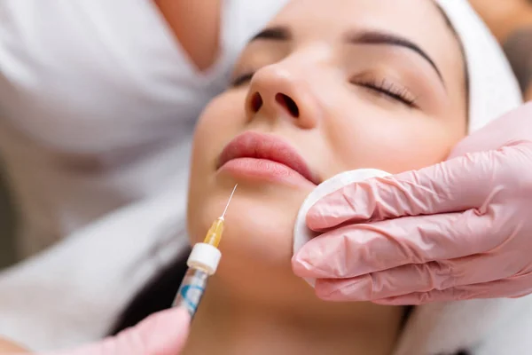 Procedimento Correção Forma Labial Salão Cosmetologia Especialista Faz Uma Injeção — Fotografia de Stock