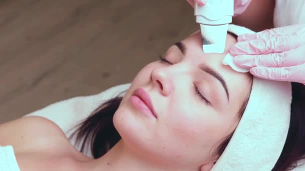 Curățarea Facială Ultrasunete Scrubber Femeia Care Primește Ultrasunete Peeling Facial — Videoclip de stoc