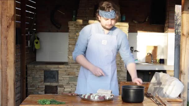 Muž Zástěře Strká Kousky Masa Špejli Krbu Udělá Kebab Národní — Stock video