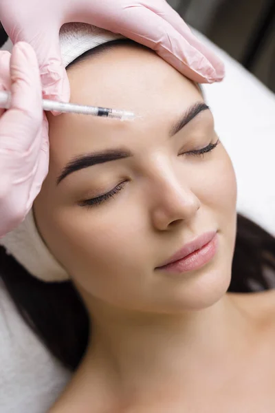 Zbliżenie Rąk Młodego Kosmetologa Wstrzykiwanie Botox Twarz Kobiety Ona Stoi — Zdjęcie stockowe