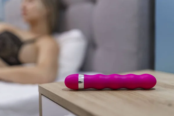 Tineri Femeie Holding Sex Jucărie Vibrator Pat — Fotografie, imagine de stoc