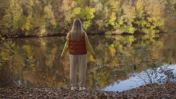 Krásná Blondýnka Stojí Blízkosti Řeky Obdivuje Krajinu Těší Přírody — Stock video