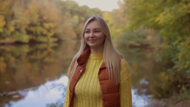 Atrakcyjna Blondynka Ciesząca Się Jesiennym Krajobrazem Dziewczyna Stoi Pobliżu Parku — Wideo stockowe