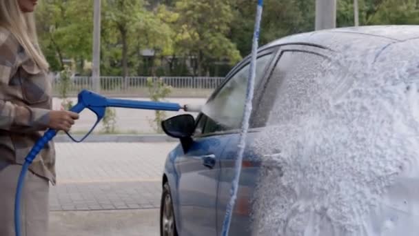Žena Myje Auto Samoobslužné Myčce Aut Pěnou Autoservisní Stanice Wash — Stock video