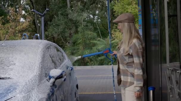 Kobieta Myjąca Samochód Samoobsługowej Myjni Samochodowej Czekającą Pianką Stacja Samoobsługowa — Wideo stockowe