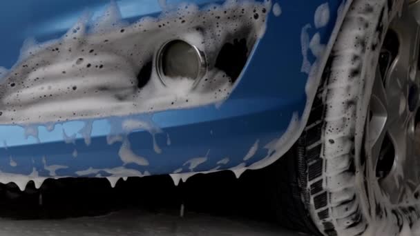 Waschmittel Aktivschaum Strömt Der Waschanlage Aus Dem Auto Berührungslose Waschstraße — Stockvideo