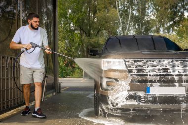 Deniz kıyısında duran seksi bikinili güzel bir kadın. Yüksek kalite fotoğraf