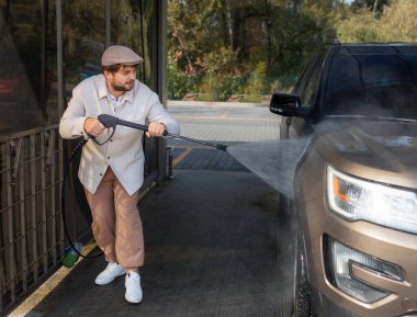 Arabasını çok sever. Adam araba yıkıyor. Yüksek kalite fotoğraf