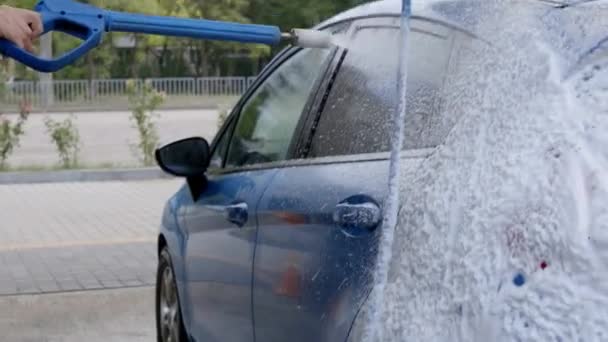 Dziewczyna Myjąca Samochód Samoobsługowej Myjni Samochodowej Czekającą Pianką Stacja Samoobsługowa — Wideo stockowe