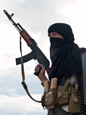 ak saldırı tüfeği ile Müslüman asi