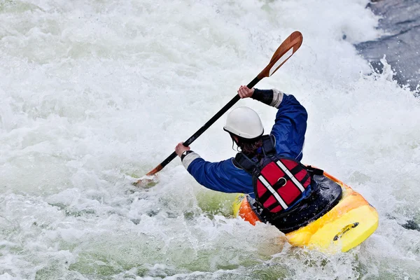 Ενεργό γυναικείο kayaker — 图库照片