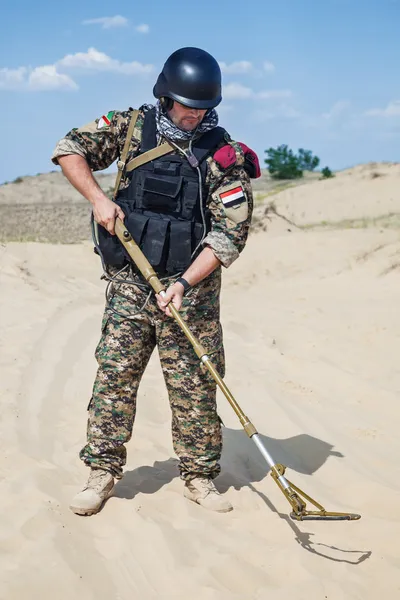 Soldat mit Metalldetektor — Stockfoto