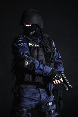 Özel Tim görevlisi