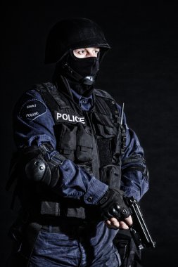 Özel Tim görevlisi