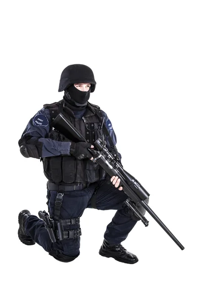 Officier SWAT avec fusil de sniper — Photo