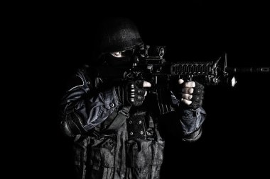 Özel Tim görevlisi