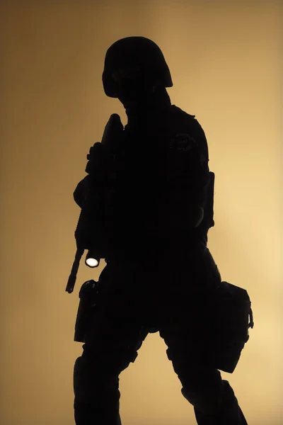 SWAT silouette důstojník v mlze — Stock fotografie