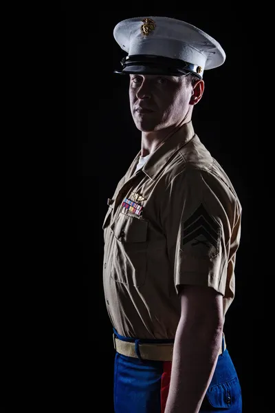 Contour shot of US marine en uniforme de robe bleue — Photo