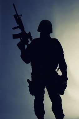 Özel Tim görevlisi arkadan aydınlatmalı