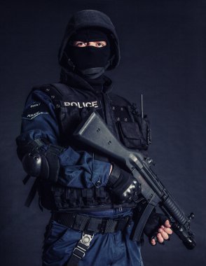 Özel Tim görevlisi