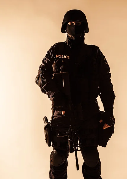 Officier SWAT rétroéclairé — Photo