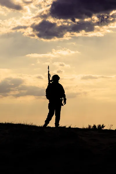 Asker silüeti — Stok fotoğraf