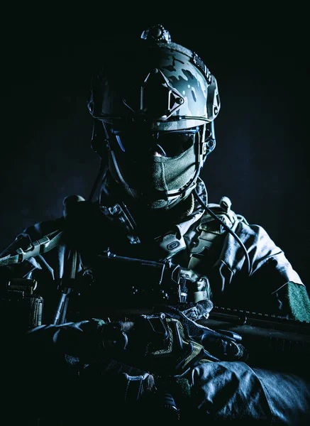 Soldat Skyddande Combat Uniform Holding Special Operations Forces Combat Assault — Stockfoto