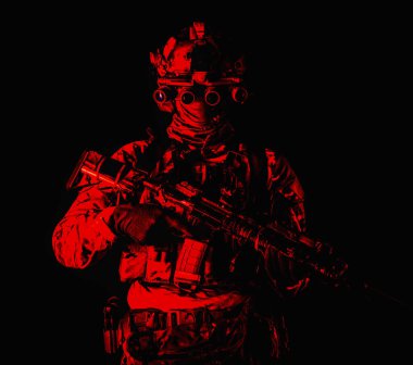 Yarım uzunlukta, ordu asker düşük anahtar stüdyo ateş, maskeli deniz piyade, kamuflaj üniforma, donanımlı modern mühimmat, silahlı hizmet tüfeği kask gece görüş cihazı ile karanlıkta ayakta