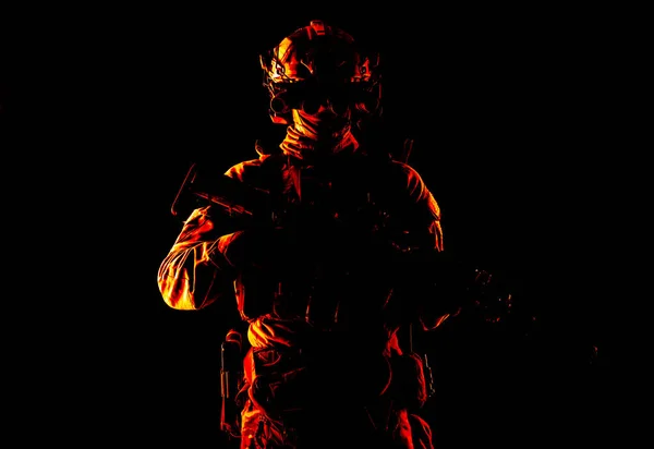 Halblange Schlichte Studioaufnahme Eines Armeesoldaten Marineinfanteristen Maske Tarnuniform Ausgerüstete Moderne — Stockfoto