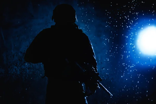 特殊部隊戦闘機 対テロチームシューティングゲームアサルトライフルを目指して 銃撃戦で撮影 戦場で雨を突破 敵に急いで 月の夜に点灯ターゲットを攻撃 — ストック写真