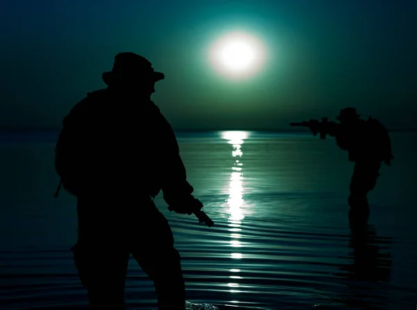 Soldados Del Ejército Con Rifles Silueta Noche Luna Acción Durante — Foto de Stock