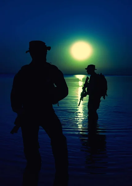 Soldati Dell Esercito Con Fucili Silhouette Notte Luna Azione Durante — Foto Stock