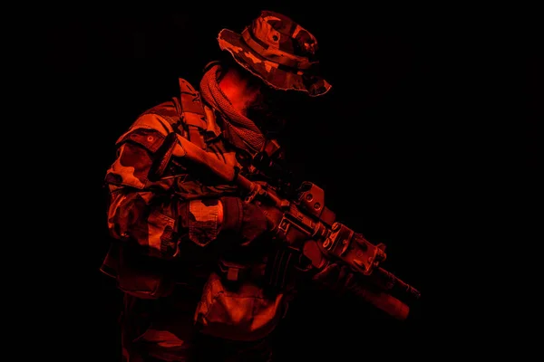 Commando Shooter Army Special Forces Schütze Kampfuniform Bombermütze Munition Lastenträger — Stockfoto