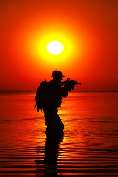 Soldado Del Ejército Con Rifle Naranja Atardecer Silueta Cruzando Río — Foto de Stock