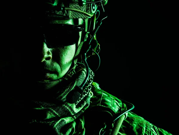 Elitarny Członek Amerykańskiej Armii Hełmie Bojowym Ciemnych Okularach Studio Shot — Zdjęcie stockowe