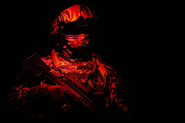 Вооруженная Пехота Скрытым Лицом Стоящая Время Боя Контртеррористический Ночной Рейд — стоковое фото