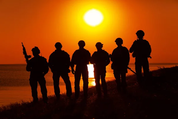 Soldados Del Ejército Con Rifles Silueta Naranja Atardecer — Foto de Stock