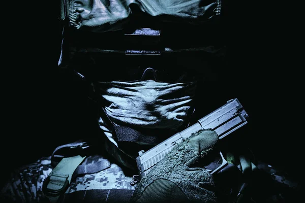 Солдат Спецназа Боевом Шлеме Спрятанный Балаклавой Темными Очками Позирует Пистолетом — стоковое фото