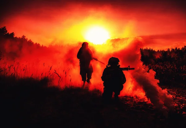 Marineinfanteristen Einsatz Militäraktionen Wüstenschlachtfeld Rauchgranaten Feuer Und Explosionen Sonnenuntergang Dunkle — Stockfoto