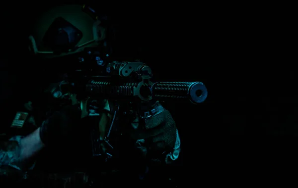 Marksman Ação Cidade Arruinada Sob Cobertura Escuridão — Fotografia de Stock