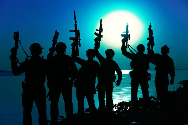 Soldados Exército Com Espingardas Silhueta Noite Lua — Fotografia de Stock